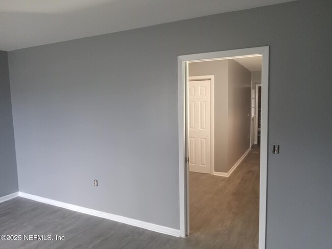 Building Photo - 1568 Hatley St W