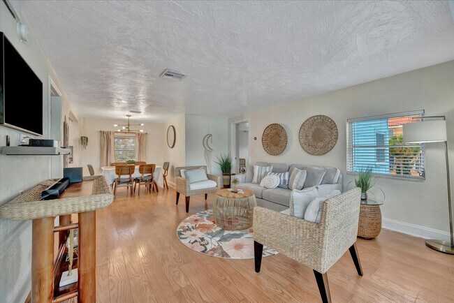 Foto del edificio - 483 E Shore Dr