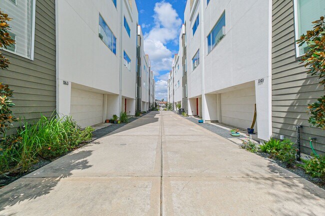 Foto del edificio - Welcome to this absolutely STUNNING Townhome!!