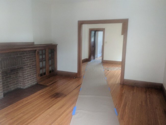 Building Photo - 2923 indianola