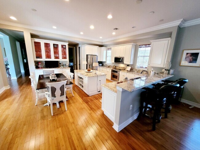Building Photo - 6585 Martinique Way