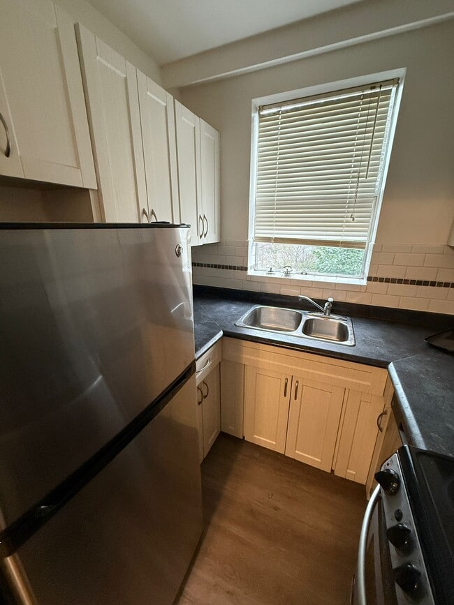 Building Photo - 1219 Harwood St