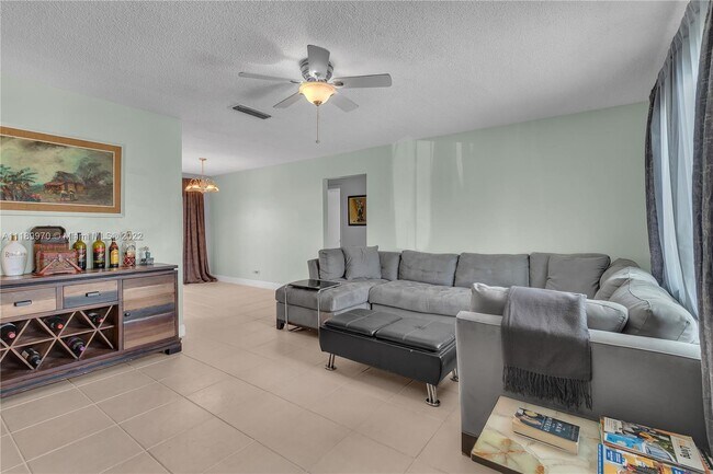 Foto del edificio - 6935 NW 11th St