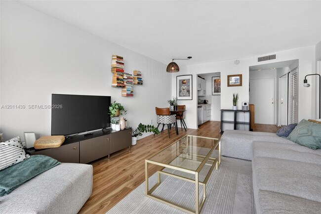 Foto del edificio - 2350 NE 135th St