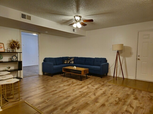 Foto del edificio - **December FREE at this reduced rental rate for a 6 month lease term!** Gorgeous 4 bed 2 bath uni...