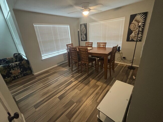 Foto del edificio - 2407 Bennington Dr