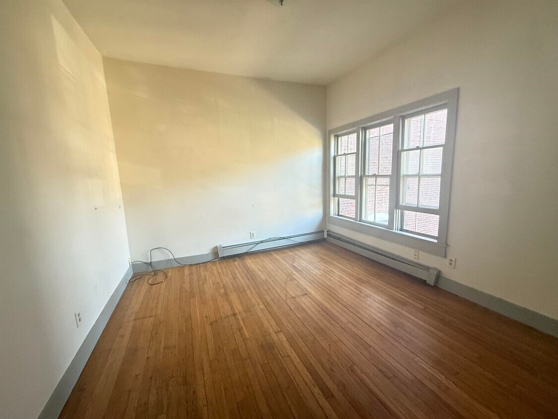 Primary Photo - 408 Central St