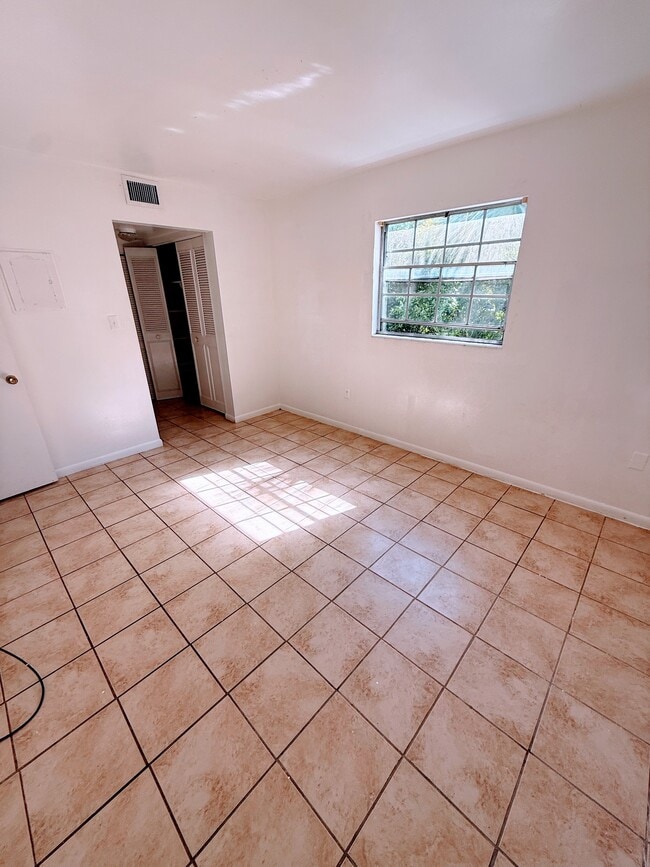 Building Photo - Fort King Manor