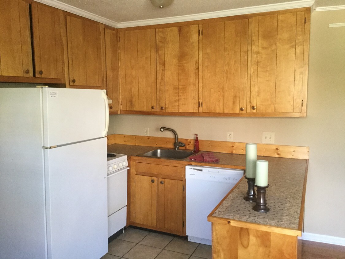 kitchen - 512 S Mendenhall St