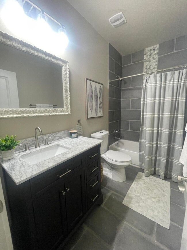 Building Photo - 105 1st St