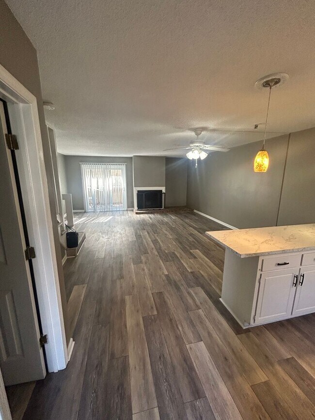 Foto del edificio - Amazing remolded Kitchen, 2 bedrooms and 2...