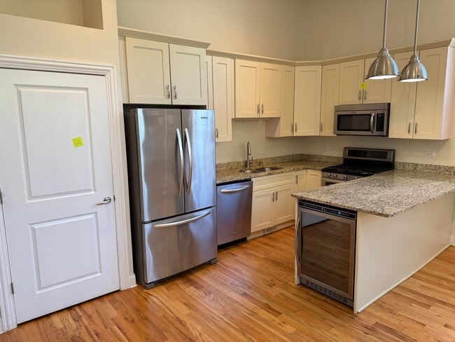 Photo - 1458 N Maplewood Ave Apartment
