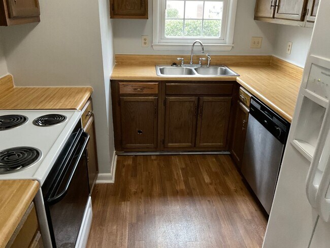 Foto del edificio - Charming 2 bedroom 1.5 bath town home loca...