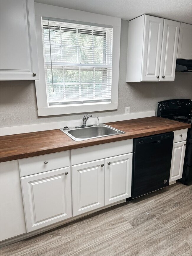Building Photo - 4033 Ivy Ave