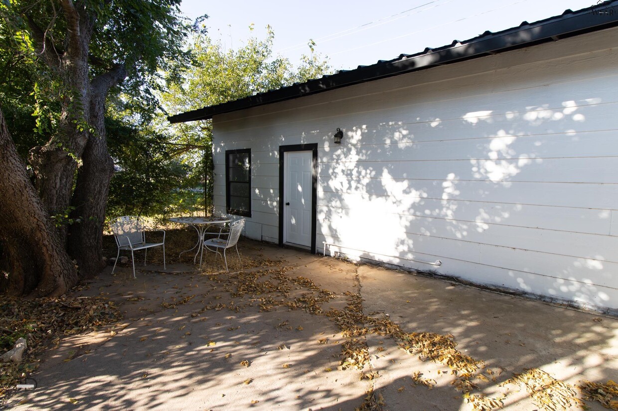 Building Photo - 674 Bell Rd S