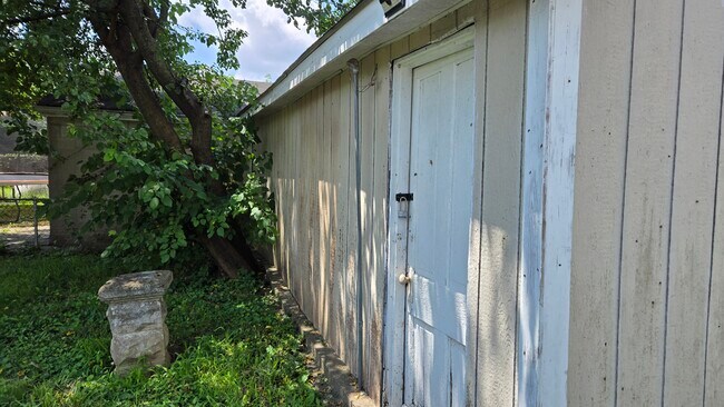 Patio trasero cercado y sombreado con acceso al garaje. - 3348 Bohannon Ave