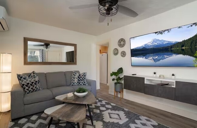 Building Photo - 1428 NE Adams St