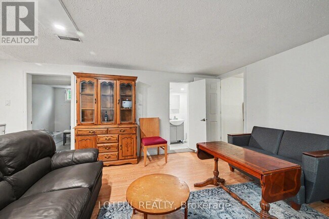 Building Photo - 2427 Ave du Chasseur