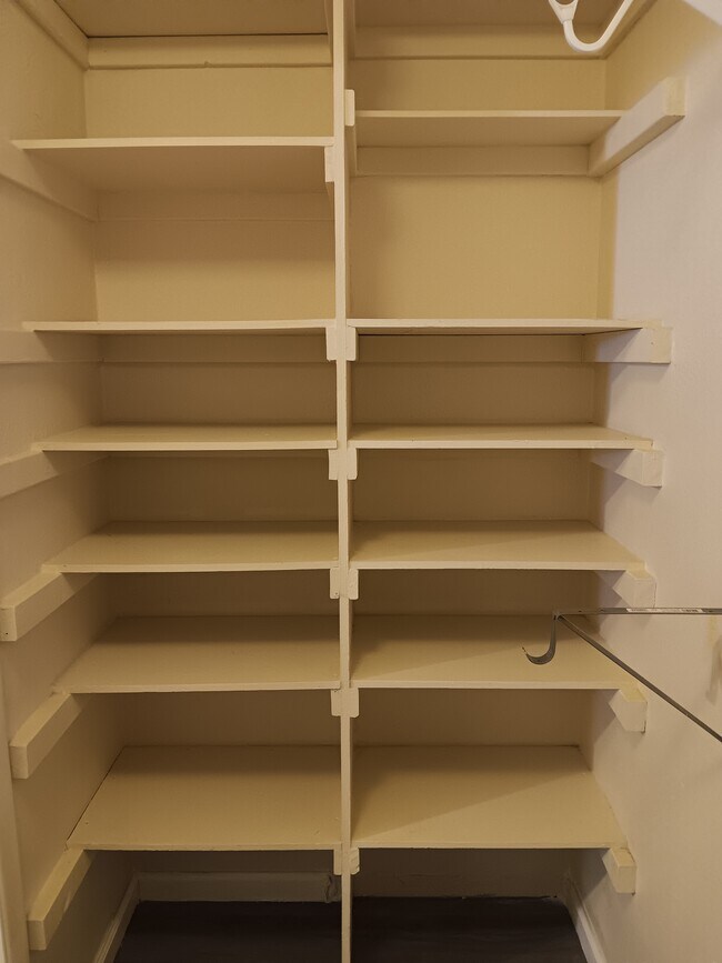 Walk-in Closet - 2800 Vail Ave SE