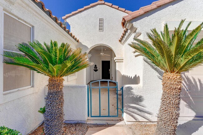 Foto del edificio - WONDERFUL 3 BEDROOM PLUS DEN 1 STORY HOME. CASITA WITH OWN BATHROOM! GATED COMMUNITY!