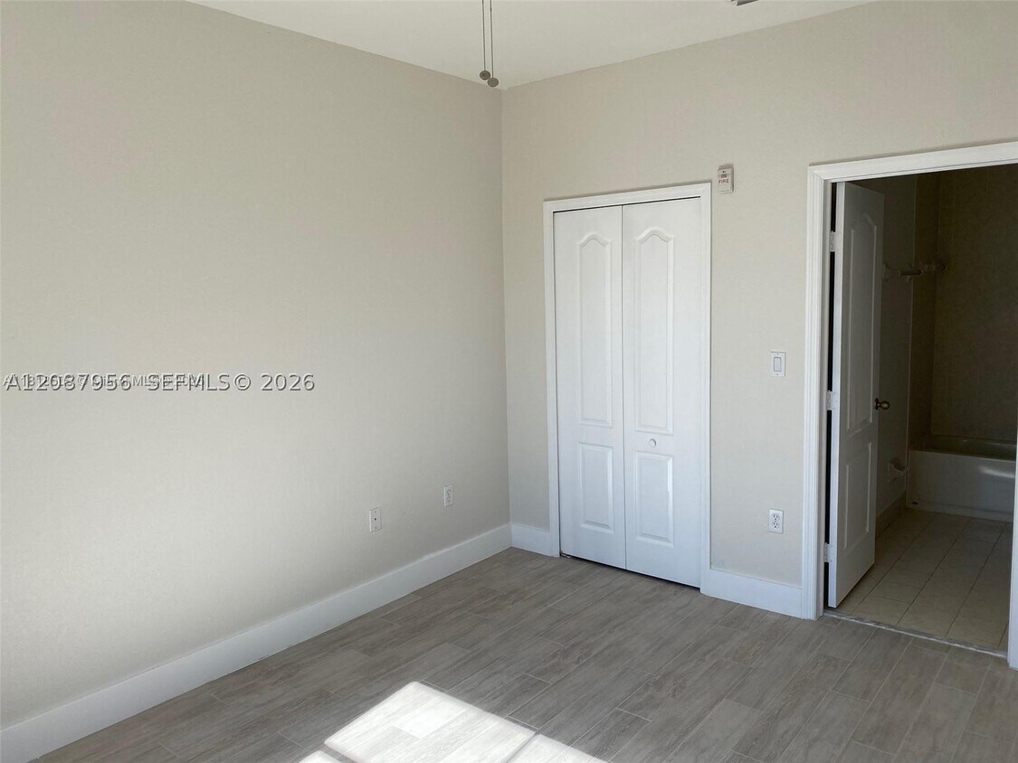 Foto del edificio - 1536 SE 25th St