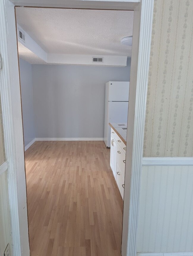 Building Photo - 3 Bedroom 2 Bath SFH