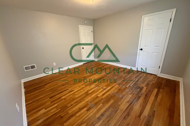 Building Photo - 2 Bedroom 1.5 Bath Townhome Minutes from D...