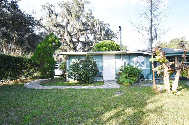 Building Photo - 656 Lake Charm Dr
