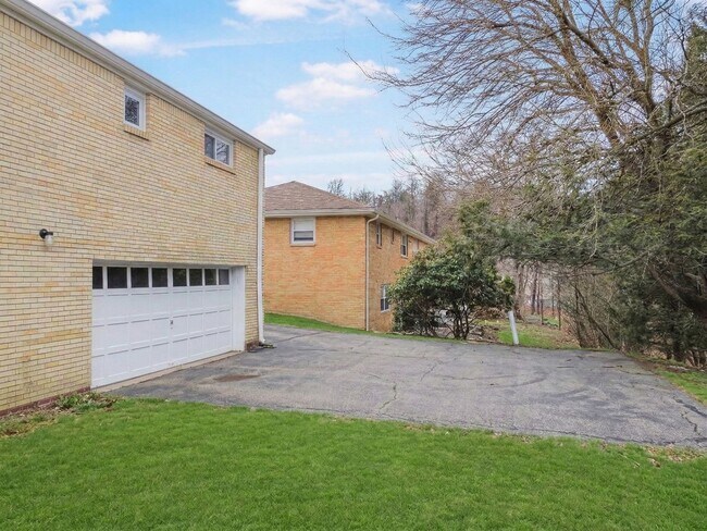 Foto del edificio - READY for Move-In! Fully RENOVATED 3 bedroom in PENN HILLS!