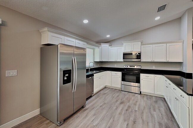 Building Photo - 7961 N Primrose Dr