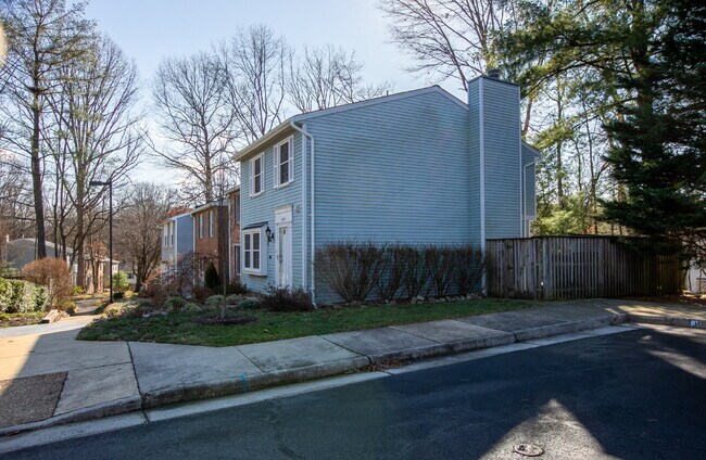Building Photo - Bright and Spacious Townhome Living Near Reston