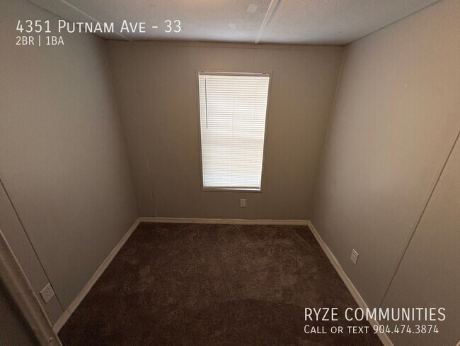 Foto del edificio - 4351 Putnam Ave