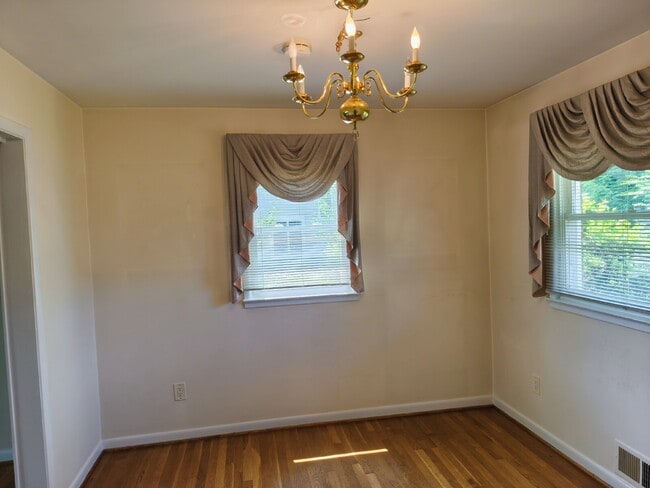Building Photo - Centrally Located McLean Home with Ample S...