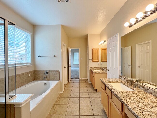 Foto del edificio - Stunning 2-Story 4/3.5/3 Home in DeSoto Fo...