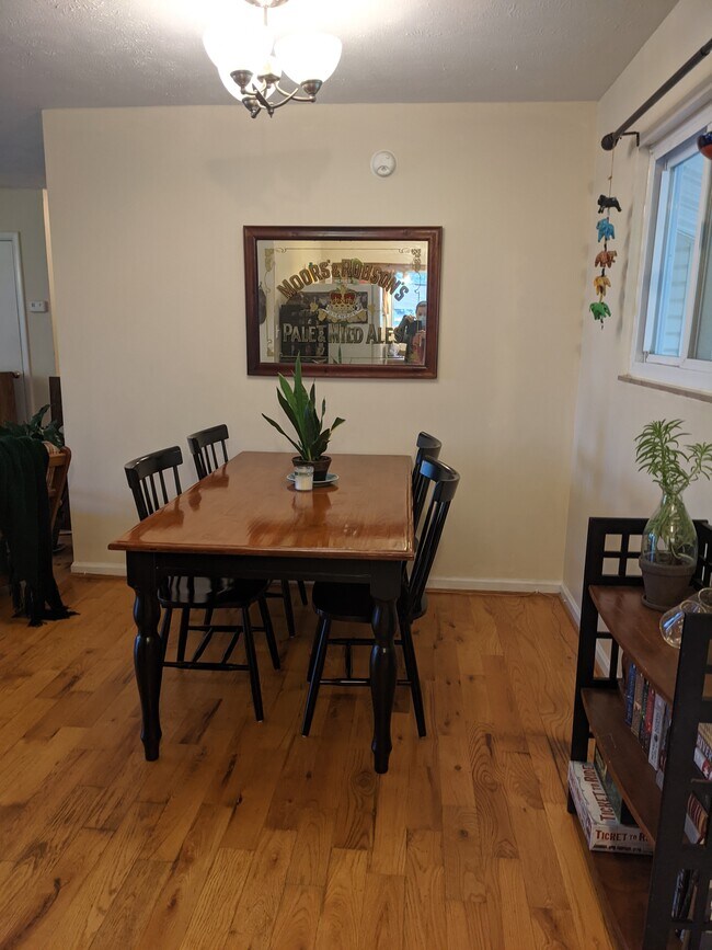comedor con muebles - 3039 Dow Dr