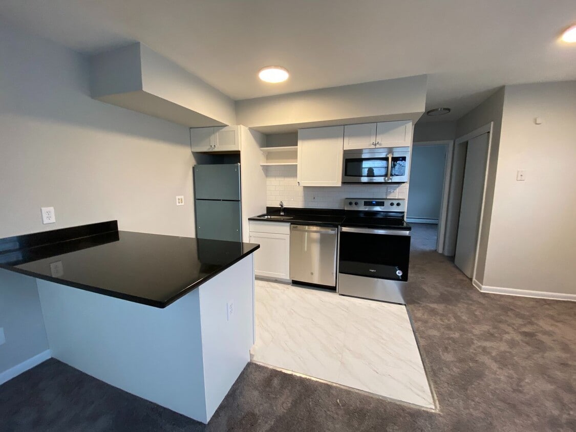 Building Photo - 1 Bed/1 Bath Apt in Lansdale - Walk to Regional Rail & Shopping / Dining