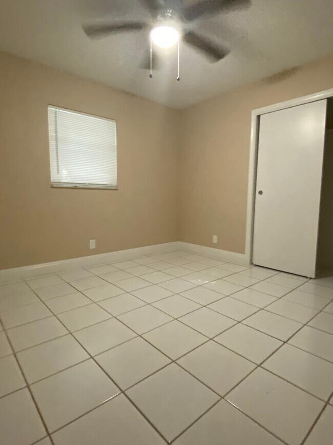 Building Photo - 184 SE 10th St