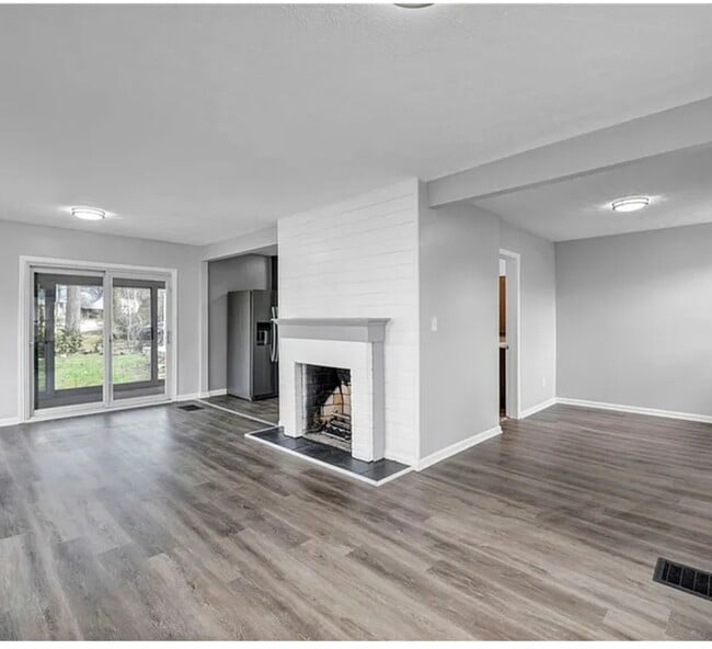 Building Photo - 204 Grove Ave