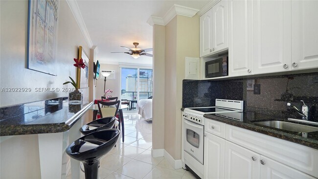 Building Photo - 1750 James 9J