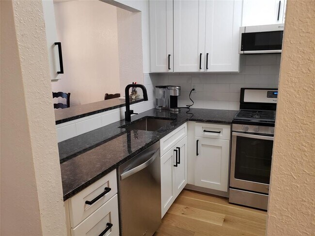 Foto del edificio - 1411 Gracy Farms Ln