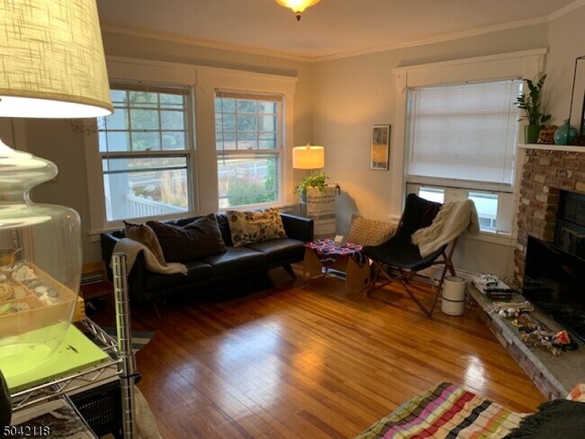 Foto del edificio - 584 Ridgewood Rd