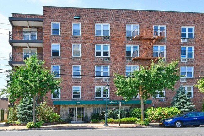 Building Photo - 504 Merrick Rd