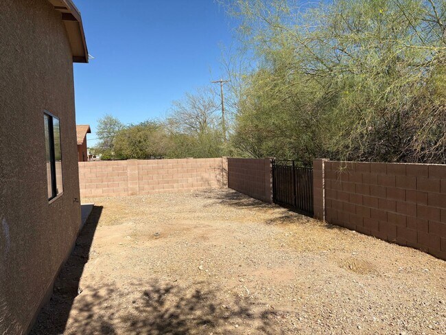 Foto del edificio - Beautifully Renovated 3 Bedroom Home -A/C-...