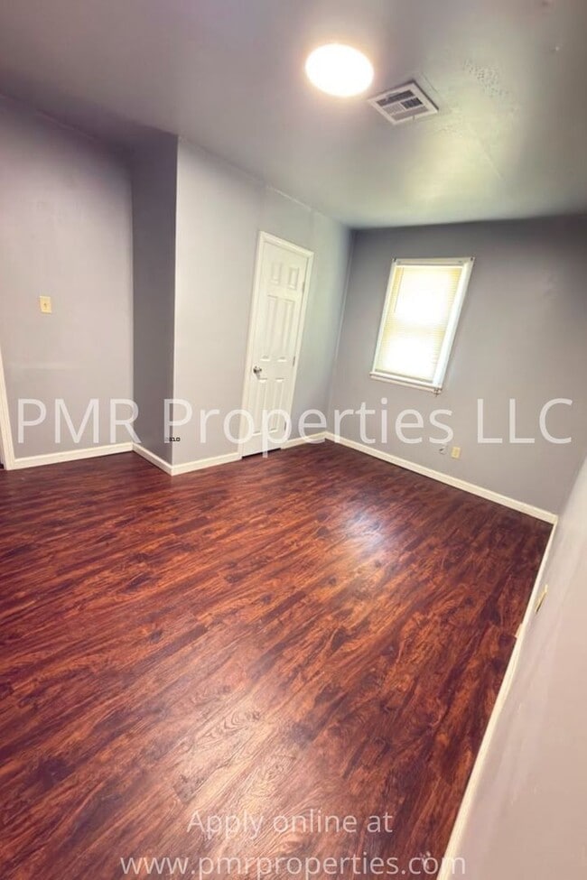 Building Photo - 3 Bedrooms / 2 Bathrooms House