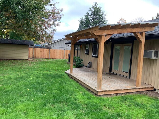 Building Photo - 3 Bedroom House in N. Eugene