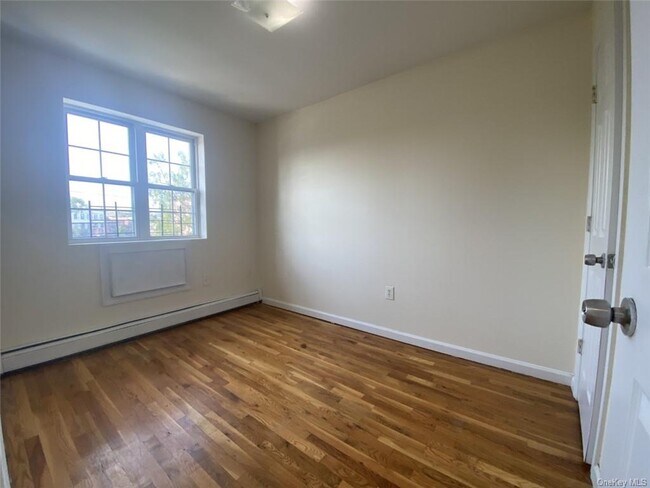Foto del edificio - 767 E 216th St