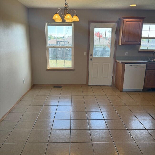 Building Photo - 4 Bedroom 2 Bathroom on corner lot