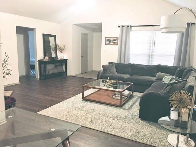 Foto del edificio - 6909 Bentley Ave