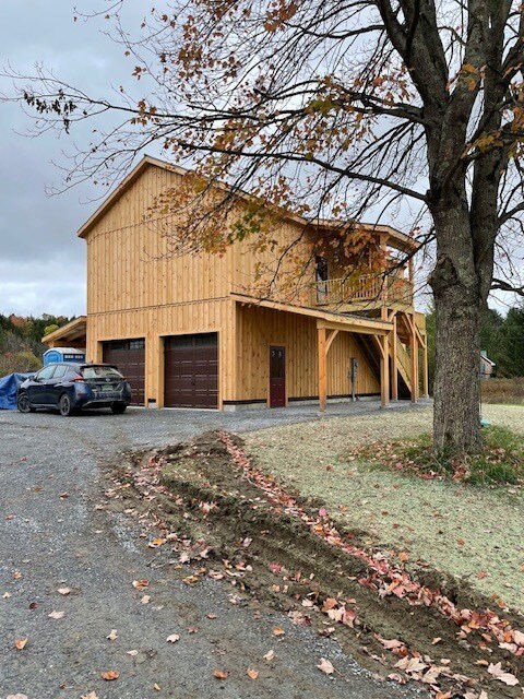 Garaje nuevo con apartamento independiente en la planta superior para el inquilino. - 223 Huntley Rd