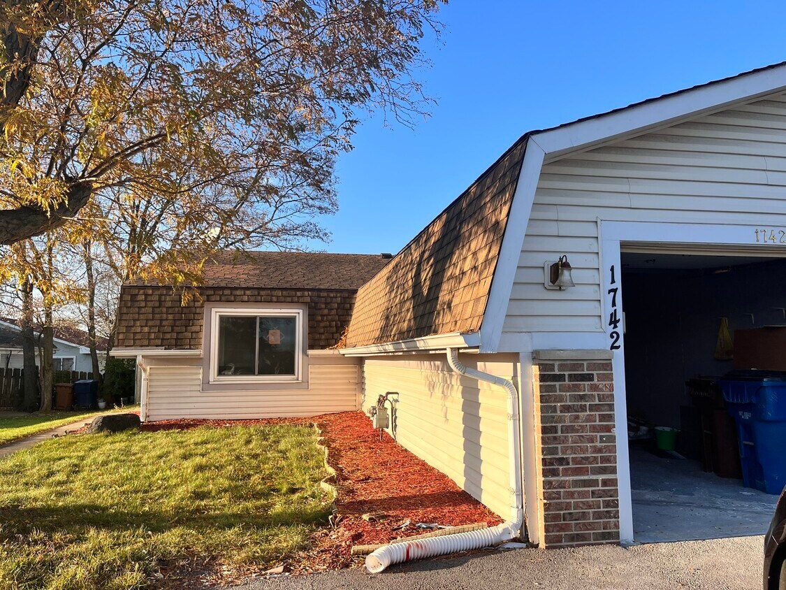Primary Photo - 1742 Amherst Cir